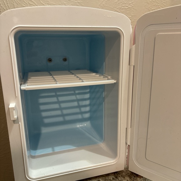 mini skincare fridge - Picture 2 of 6
